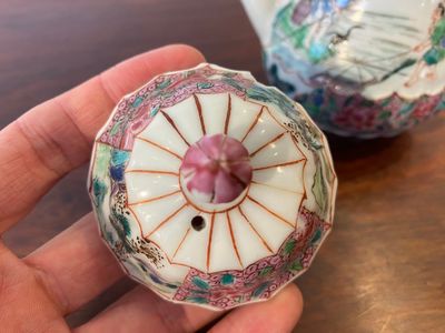 Een Chinese famille rose theepot met vissers, Yongzheng — foto 6