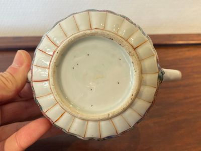 Een Chinese famille rose theepot met vissers, Yongzheng — foto 8