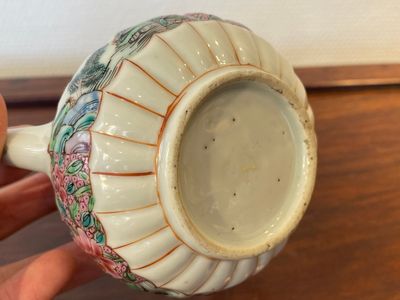 Een Chinese famille rose theepot met vissers, Yongzheng — foto 9