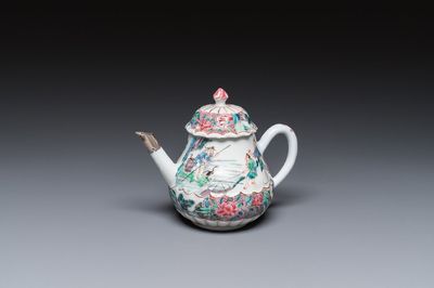 Een Chinese famille rose theepot met vissers, Yongzheng