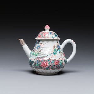 Een Chinese famille rose theepot met vissers, Yongzheng — foto 2