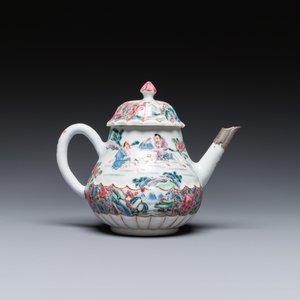 Een Chinese famille rose theepot met vissers, Yongzheng — foto 4