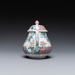 Een Chinese famille rose theepot met vissers, Yongzheng — foto 5