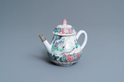 Een Chinese famille rose theepot met vissers, Yongzheng