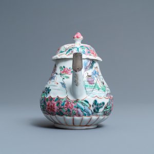 Een Chinese famille rose theepot met vissers, Yongzheng — foto 3