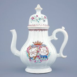 Een Chinese famille rose theepot met wapen voor de Nederlandse markt, Qianlong, 18e eeuw — foto 1