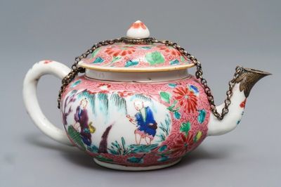 Een Chinese famille rose theepot met zilveren montuur, Yongzheng