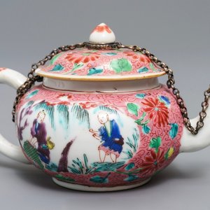 Een Chinese famille rose theepot met zilveren montuur, Yongzheng — foto 1