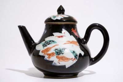 Een Chinese famille rose theepot met zwarte fondkleur, Yongzheng/Qianlong