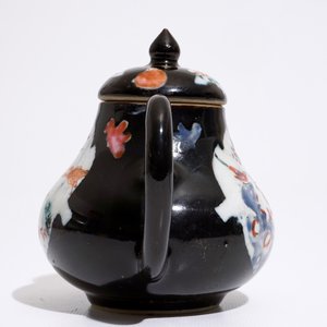 Een Chinese famille rose theepot met zwarte fondkleur, Yongzheng/Qianlong — foto 4