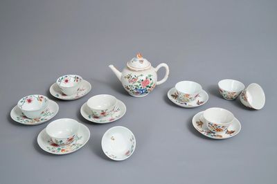 Een Chinese famille rose theepot, negen koppen en zes schotels, Qianlong