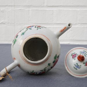 Een Chinese famille rose theepot, negen koppen en zes schotels, Qianlong — foto 5