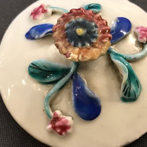 Een Chinese famille rose theepot op onderschotel met reliëfdecor, Yongzheng — foto 11