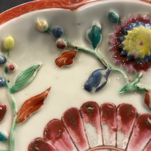 Een Chinese famille rose theepot op onderschotel met reliëfdecor, Yongzheng — foto 14