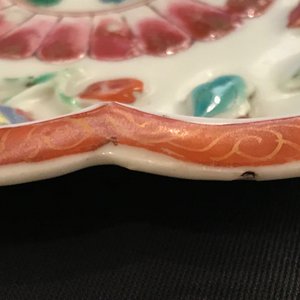 Een Chinese famille rose theepot op onderschotel met reliëfdecor, Yongzheng — foto 16