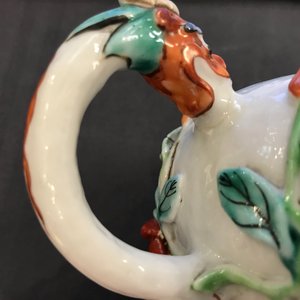 Een Chinese famille rose theepot op onderschotel met reliëfdecor, Yongzheng — foto 22