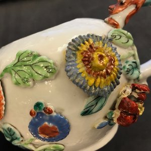 Een Chinese famille rose theepot op onderschotel met reliëfdecor, Yongzheng — foto 27