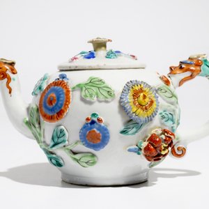 Een Chinese famille rose theepot op onderschotel met reliëfdecor, Yongzheng — foto 4