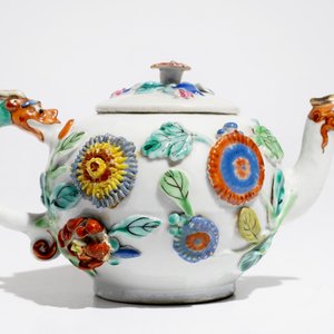 Een Chinese famille rose theepot op onderschotel met reliëfdecor, Yongzheng — foto 6