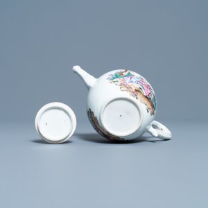 Een Chinese famille rose theepot op onderschotel met romantisch decor, Qianlong — foto 9