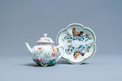 Een Chinese famille rose theepot op pattipan met decor van hanen, Yongzheng