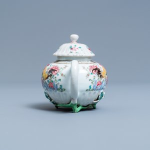 Een Chinese famille rose theepot op pattipan met decor van hanen, Yongzheng — foto 7