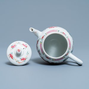 Een Chinese famille rose theepot op pattipan met landschapsdecor, Yongzheng — foto 9