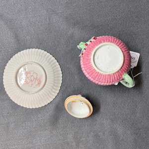 Een Chinese famille rose theepot op pattipan met reliëfdecor, Yongzheng — foto 13