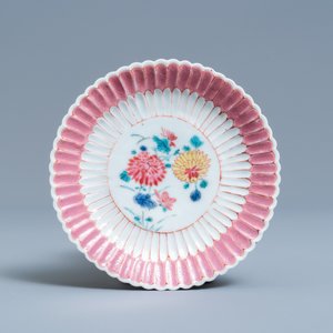 Een Chinese famille rose theepot op pattipan met reliëfdecor, Yongzheng — foto 2