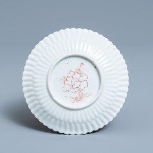 Een Chinese famille rose theepot op pattipan met reliëfdecor, Yongzheng — foto 3