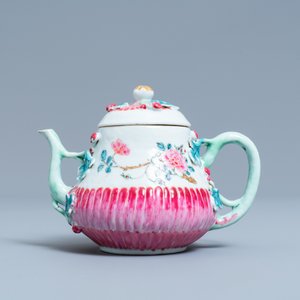 Een Chinese famille rose theepot op pattipan met reliëfdecor, Yongzheng — foto 4