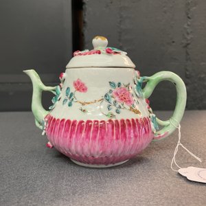 Een Chinese famille rose theepot op pattipan met reliëfdecor, Yongzheng — foto 10