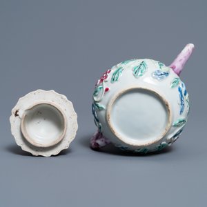 Een Chinese famille rose theepot op pattipan met reliëfdecor, Yongzheng — foto 10