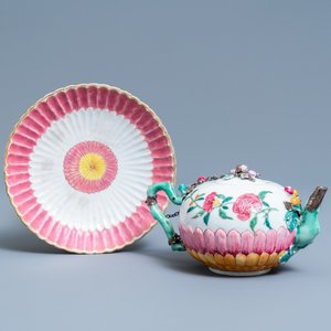 Een Chinese famille rose theepot op pattipan met reliëfdecor, Yongzheng — foto 1