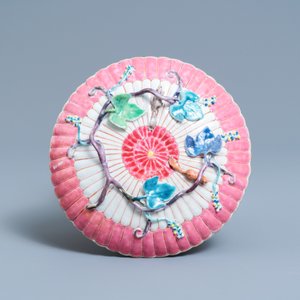 Een Chinese famille rose theepot op pattipan met reliëfdecor, Yongzheng — foto 3
