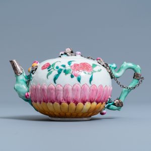 Een Chinese famille rose theepot op pattipan met reliëfdecor, Yongzheng — foto 6
