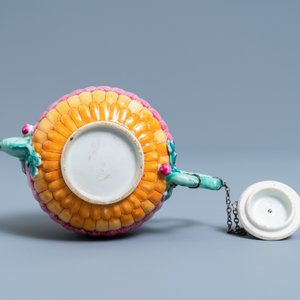 Een Chinese famille rose theepot op pattipan met reliëfdecor, Yongzheng — foto 9