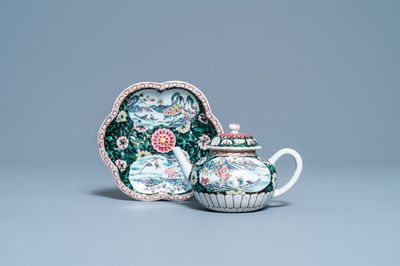 Een Chinese famille rose theepot op pattipan met vissers in hun boten, Yongzheng