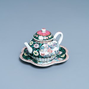 Een Chinese famille rose theepot op pattipan met vissers in hun boten, Yongzheng — foto 2