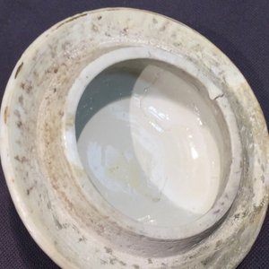 Een Chinese famille rose theepot op schotel met reliëfdecor, Yongzheng, 1723-1735 — foto 17