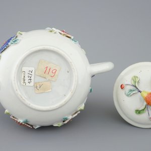 Een Chinese famille rose theepot op schotel met reliëfdecor, Yongzheng, 1723-1735 — foto 5