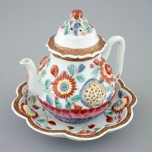 Een Chinese famille rose theepot op schotel met reliëfdecor, Yongzheng, 1723-1735 — foto 1