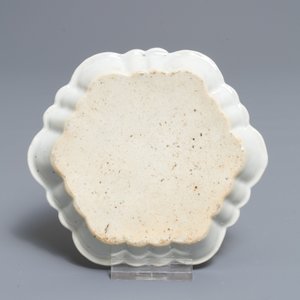 Een Chinese famille rose theepot, theebus en pattipan met wapendecor, Qianlong — foto 9