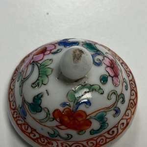 Een Chinese famille rose theepot, theebus, melkkan en onderschotel, Qianlong — foto 17