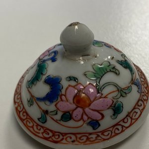 Een Chinese famille rose theepot, theebus, melkkan en onderschotel, Qianlong — foto 19