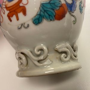 Een Chinese famille rose theepot, theebus, melkkan en onderschotel, Qianlong — foto 24