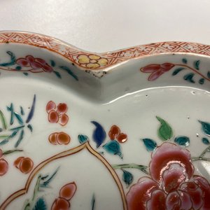 Een Chinese famille rose theepot, theebus, melkkan en onderschotel, Qianlong — foto 31