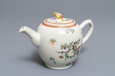 Een Chinese famille rose theepot voor de Nederlandse markt met wapen van Visvliet-Sluijmer, Qianlong