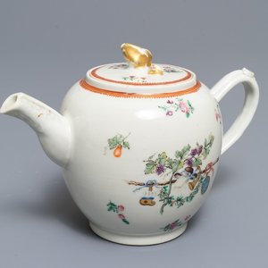 Een Chinese famille rose theepot voor de Nederlandse markt met wapen van Visvliet-Sluijmer, Qianlong — foto 1