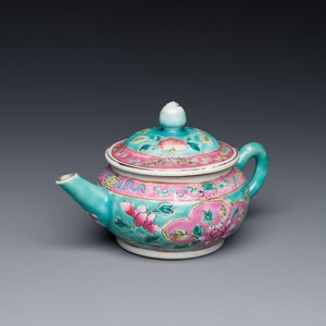 Een Chinese famille rose theepot voor de Straits of Peranakan markt, 19e eeuw — foto 1